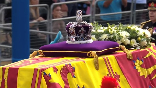 エリザベス女王の王冠の値段がすごい｜伝説のダイヤ『コ・イ・ヌール』